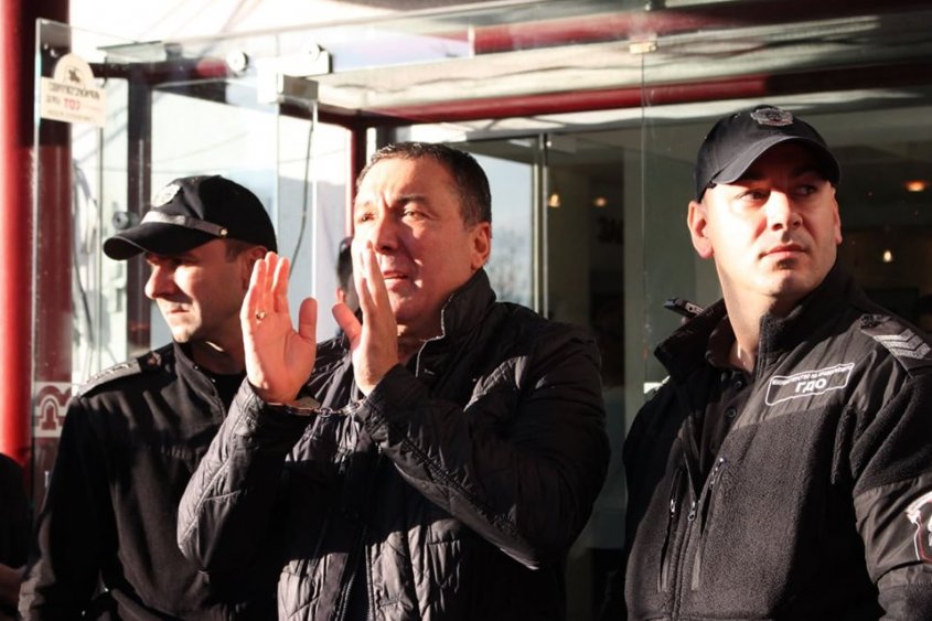 Изкараха с белезници кмета Николай Димитров след края на сесията, за да го върнат обратно в ареста (Снимки) - E-Burgas.com
