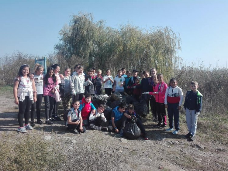 Ученици от Долно Езерово почистиха езерото Вая (Снимки) - E-Burgas.com