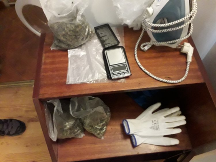 Ченгета се натъкнаха на чували с марихуана в апартамент в Поморие (Снимки) - E-Burgas.com