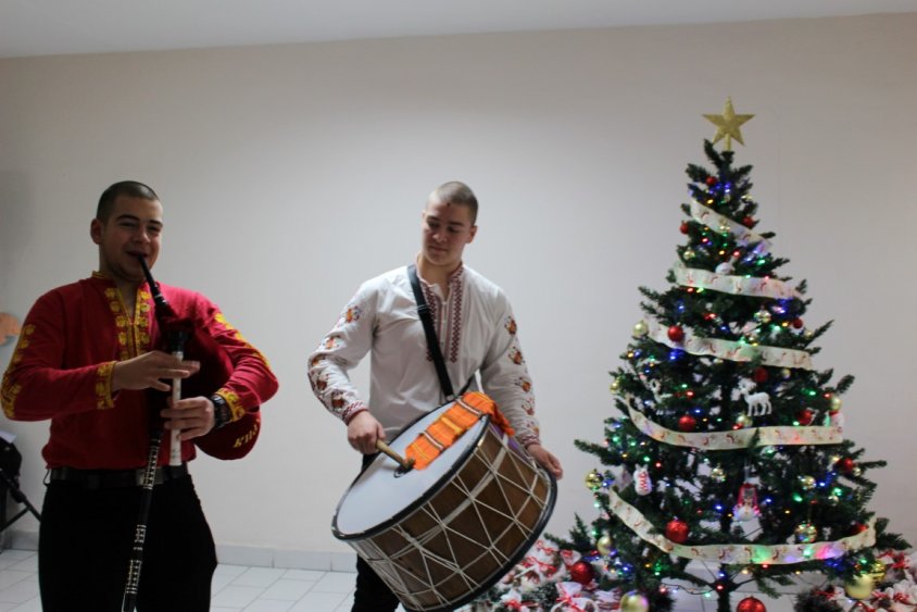 Дядо Коледа дойде в УМБАЛ-Бургас (Снимки) - E-Burgas.com
