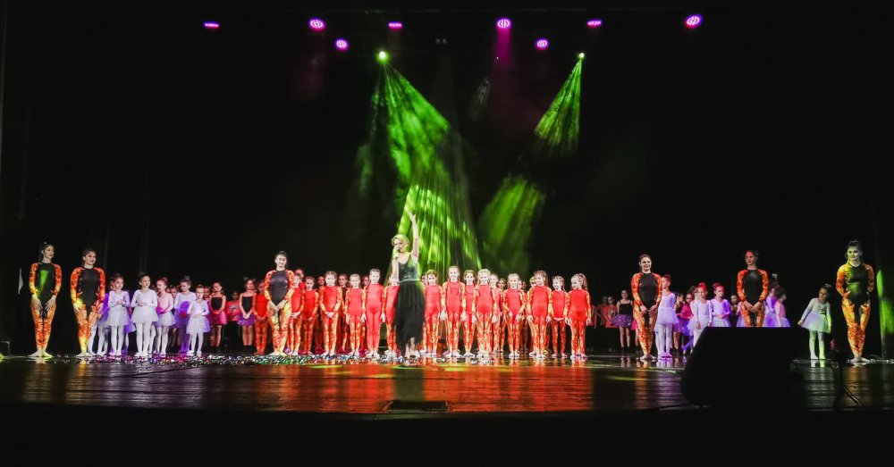 С уникално шоу и впечатляващи хореографии Танцова школа 