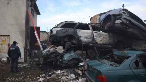 Вижте огромния пожар в Кумлука, който изпепели 20 автомобила (видео)  - E-Burgas.com