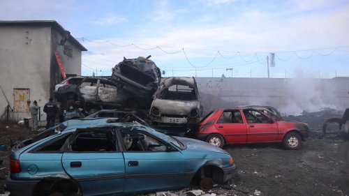 Вижте огромния пожар в Кумлука, който изпепели 20 автомобила (видео)  - E-Burgas.com