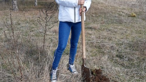 Доброволци правят Карнобат по-зелен с 1500 нови дръвчета на Кърказан баир (снимки)  - E-Burgas.com