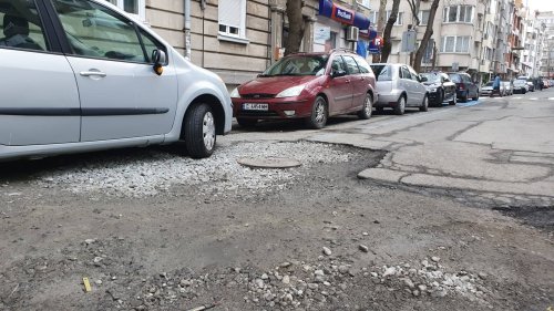 Огромна дупка троши коли в центъра на Бургас  - E-Burgas.com