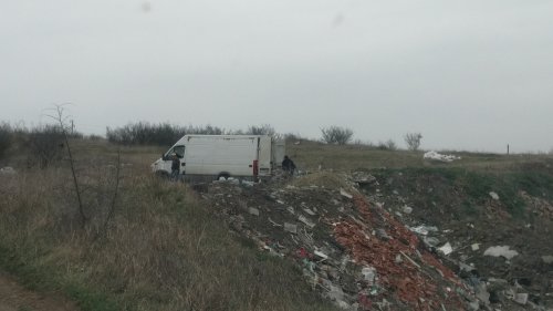 Ново незаконно сметище край Бургас, роми изсипват боклук с микробус (видео)  - E-Burgas.com