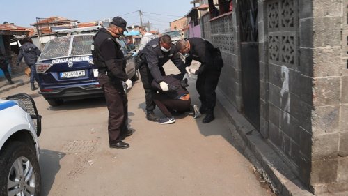Задържаха осем лица в Кумлука заради неспазване на карантината (Снимки) - E-Burgas.com