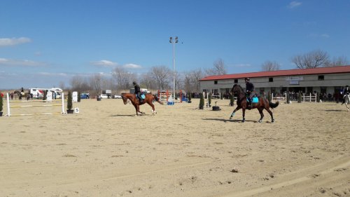 Стотици бургазлии дойдоха на конната база в Бургас (Снимки) - E-Burgas.com