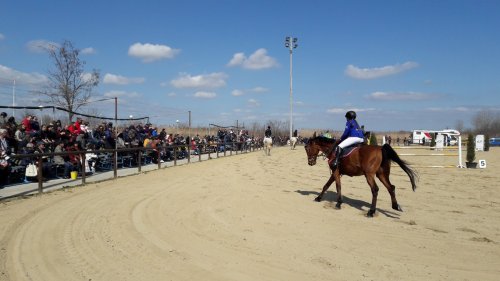 Стотици бургазлии дойдоха на конната база в Бургас (Снимки) - E-Burgas.com