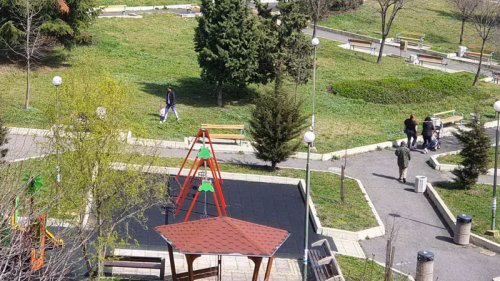 Спазва ли се карантината в Бургас? Деца играят на площадка в „Меден рудник“ - E-Burgas.com