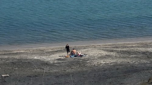 Край морето няма спиране: Бургазлии налазиха плажа, първите бани са факт (Снимки) - E-Burgas.com