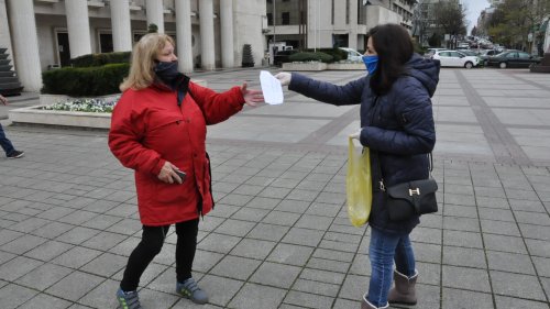 Доброволци раздават предпазни маски на минувачите в Бургас - E-Burgas.com