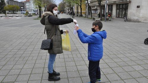 Доброволци раздават предпазни маски на минувачите в Бургас - E-Burgas.com