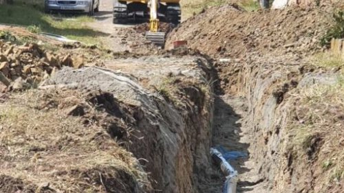 След повече от година избиране на изпълнител: Ремонтират водопроводите в Бата и Страцин (Снимки) - E-Burgas.com
