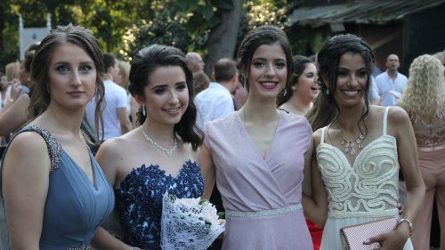 Руската гимназия показа вкус, изпрати стилни дами и кавалери на бала (галерия)  - E-Burgas.com