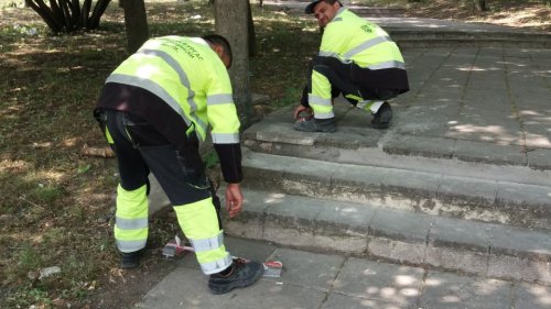 Звеното за спешни ремонти работи активно – сега монтира 60 пейки, поискани от бургазлии - E-Burgas.com