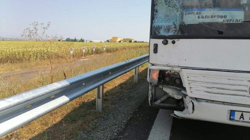 Автобус и две леки коли се блъснаха между Бургас и Ветрен (Снимки) - E-Burgas.com