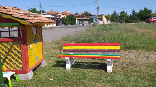 Звеното за малки ремонти постави още нови пейки и изгради барбекю зона в село Маринка - E-Burgas.com