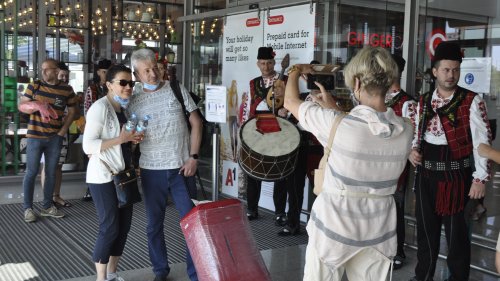 Посрещнахме украински туристи с носии и гайди на летище Бургас (Снимки) - E-Burgas.com