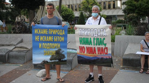 Многолюдно шествие в Бургас в защита на морето, планините, реките в България - E-Burgas.com