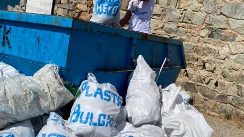 Доброволци събраха 660 кг. боклук от плажа край крепост Акра  - E-Burgas.com