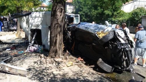 Камион помете седем коли в Айтос, жена загина на място (снимки)  - E-Burgas.com