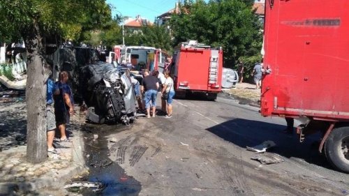 Камион помете седем коли в Айтос, жена загина на място (снимки)  - E-Burgas.com