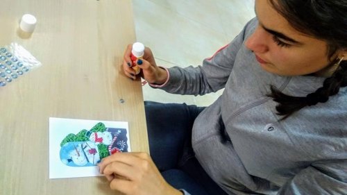 Деца от Дневен център в Бургас изработиха коледни картички (Снимки) - E-Burgas.com