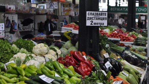 Два метра дистанция, предпазни маски и движение в едната посока на бургаските пазари (снимки) - E-Burgas.com
