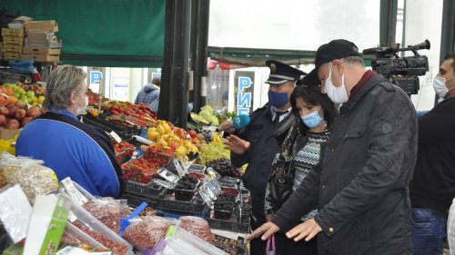 Два метра дистанция, предпазни маски и движение в едната посока на бургаските пазари (снимки) - E-Burgas.com