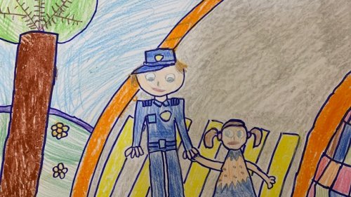 Малчугани зарадваха полицаи с рисунки, те пък бяха изненадани с подаръци от Фондация 