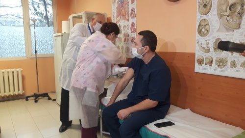 244 души от УМБАЛ Бургас и медицинския център на болницата сред първите ваксинирани в града - E-Burgas.com