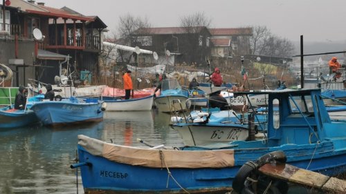 Дългоочакваното узаконяване на постройките в Ченгенето пак се отложи, рибарите протестират мълчаливо (Видео) - E-Burgas.com