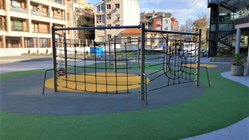Детска площадка в двора на новата библиотека посреща малчуганите в района (снимки) - E-Burgas.com
