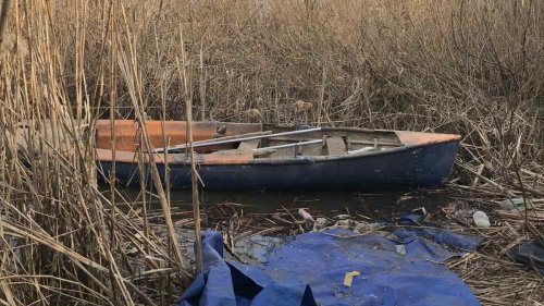 Инспектори откриха бракониерска лодка, скрита в трастика край Мандра (Снимки) - E-Burgas.com
