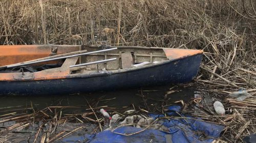 Инспектори откриха бракониерска лодка, скрита в трастика край Мандра (Снимки) - E-Burgas.com