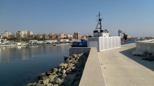 В ход е доизграждането на новото пристанище в Поморие, баржа чисти дъното край кея (Снимки) - E-Burgas.com