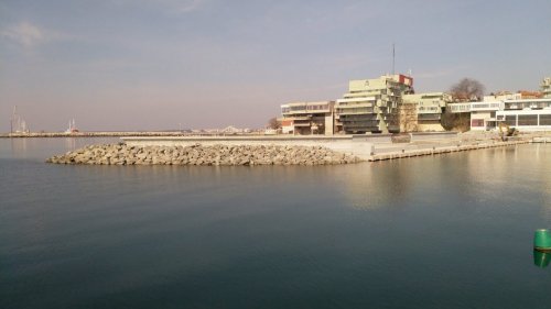 В ход е доизграждането на новото пристанище в Поморие, баржа чисти дъното край кея (Снимки) - E-Burgas.com