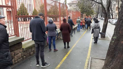 Опашки за гласуване в Бургас, хората спазват мерките без оплаквания  - E-Burgas.com