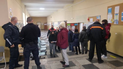 Опашки за гласуване в Бургас, хората спазват мерките без оплаквания  - E-Burgas.com