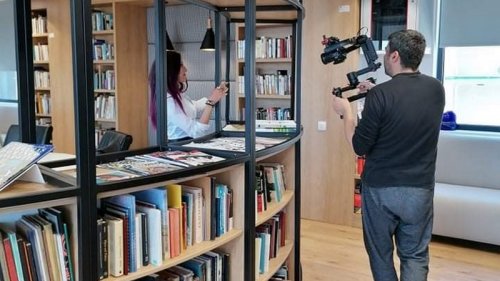 Млада певица засне клип в новата бургаска библиотека (Снимки) - E-Burgas.com