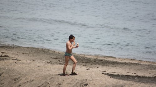 Бургазлии горят калории от агънца и козунаци на плажа (снимки) - E-Burgas.com
