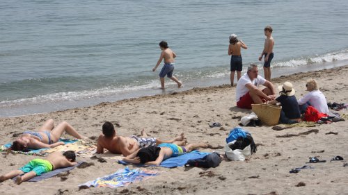 Бургазлии горят калории от агънца и козунаци на плажа (снимки) - E-Burgas.com