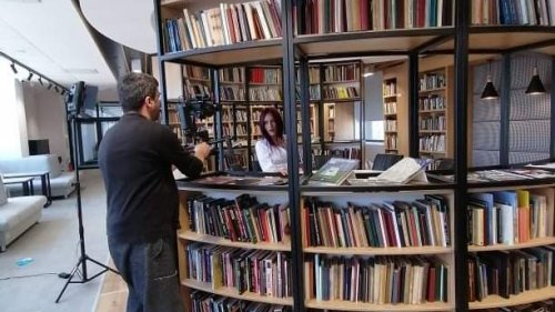 Млада певица засне клип в новата бургаска библиотека (Снимки) - E-Burgas.com