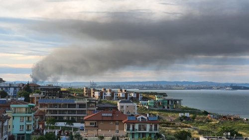 Черен дим се вие над Бургас след като деца запалиха стари гуми (Видео) - E-Burgas.com