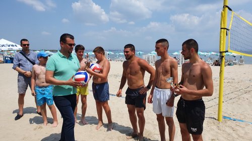 Крайморие загря за утрешния празник с волейболен турнир на плажа (Снимки) - E-Burgas.com