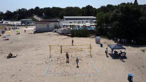 Крайморие загря за утрешния празник с волейболен турнир на плажа (Снимки) - E-Burgas.com
