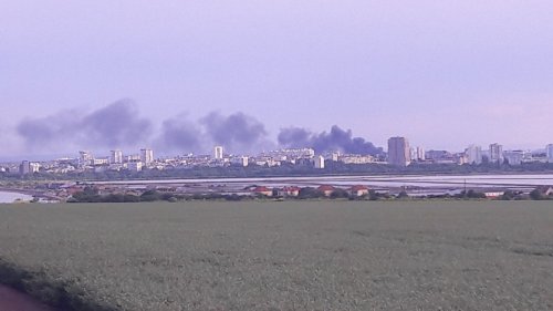 Черен дим се вие над Бургас след като деца запалиха стари гуми (Видео) - E-Burgas.com