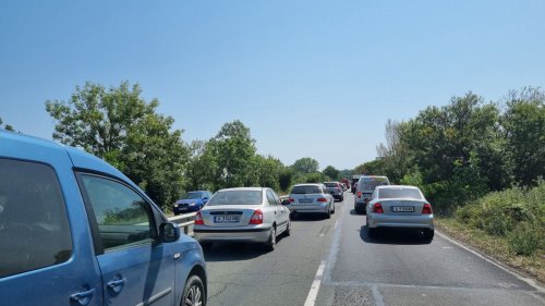 Катастрофа между пикап и камион задръсти движението към Созопол - E-Burgas.com