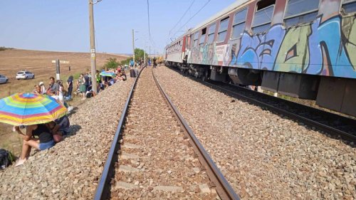 Влакът за София блъсна камион до жп гарата в Карнобат (Снимки) - E-Burgas.com
